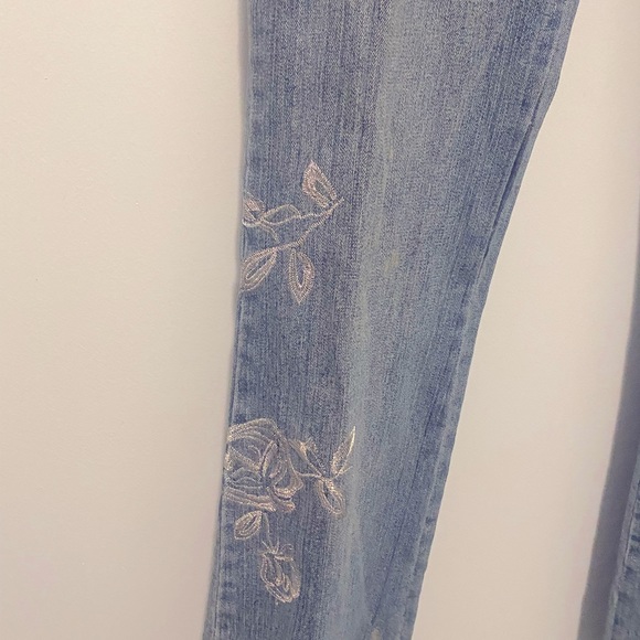 NWOT Trendy flower appliquéd jeans - Picture 3 of 8
